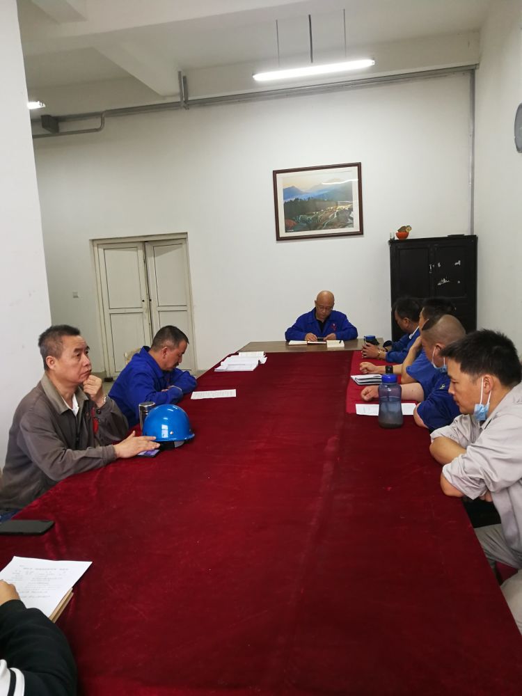 機(jī)加裝配黨支部召開(kāi)全體黨員大會(huì)，組織主題教育學(xué)習(xí)。