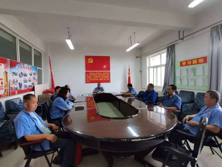 運(yùn)輸采供黨支部召開(kāi)黨員大會(huì)，組織主題教育集中學(xué)習(xí)。